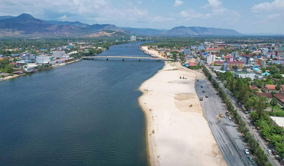 Kampot Beach between the old bridge and the new bridge, will be open to tourists during the Khmer New Year