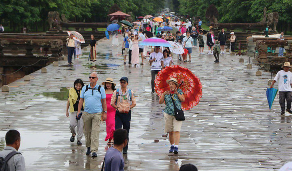 In Pictures: Despite the rain, international tourists flock to Angkor