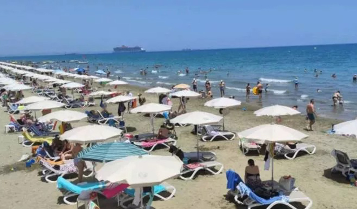 Beach cleaning initiative addressing littering launched in Larnaca