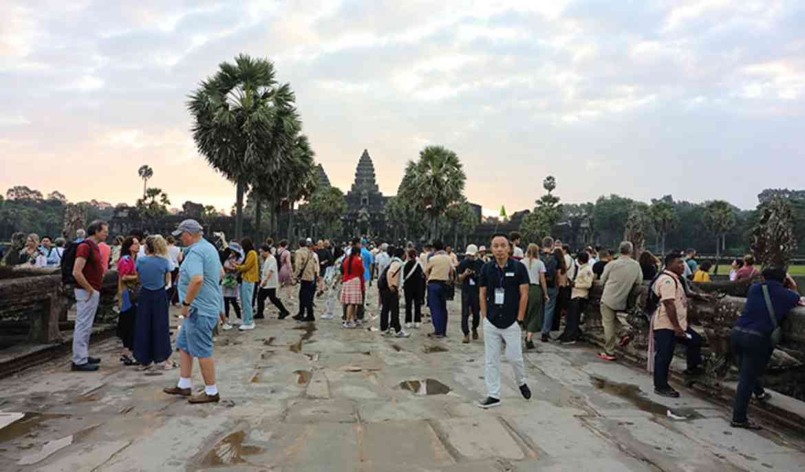 Cambodia sees 83 pct rise in air passengers with China in 10 months: official