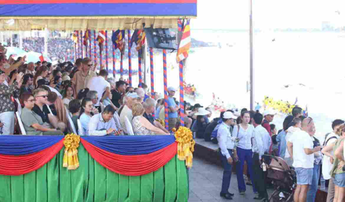 Special pavilion receives 1,650 foreign tourists on first day of Water Festival celebration