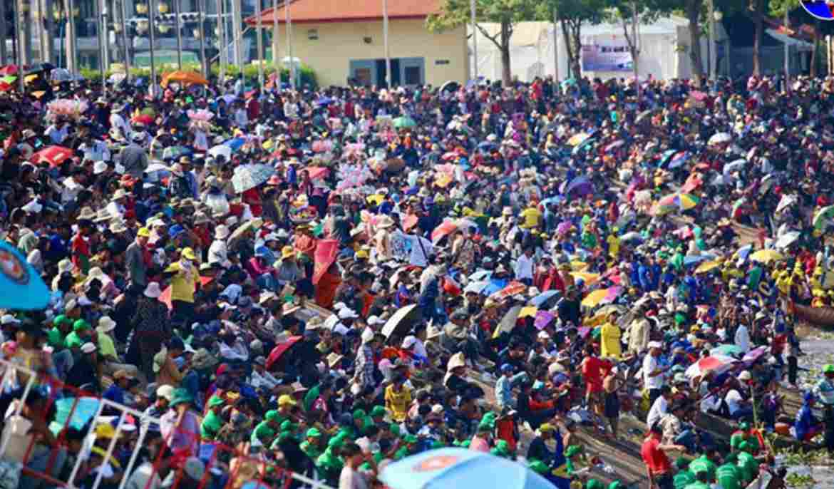 IN PICTURES: Tens of thousands of people flock to Phnom Penh on the first day of water festival