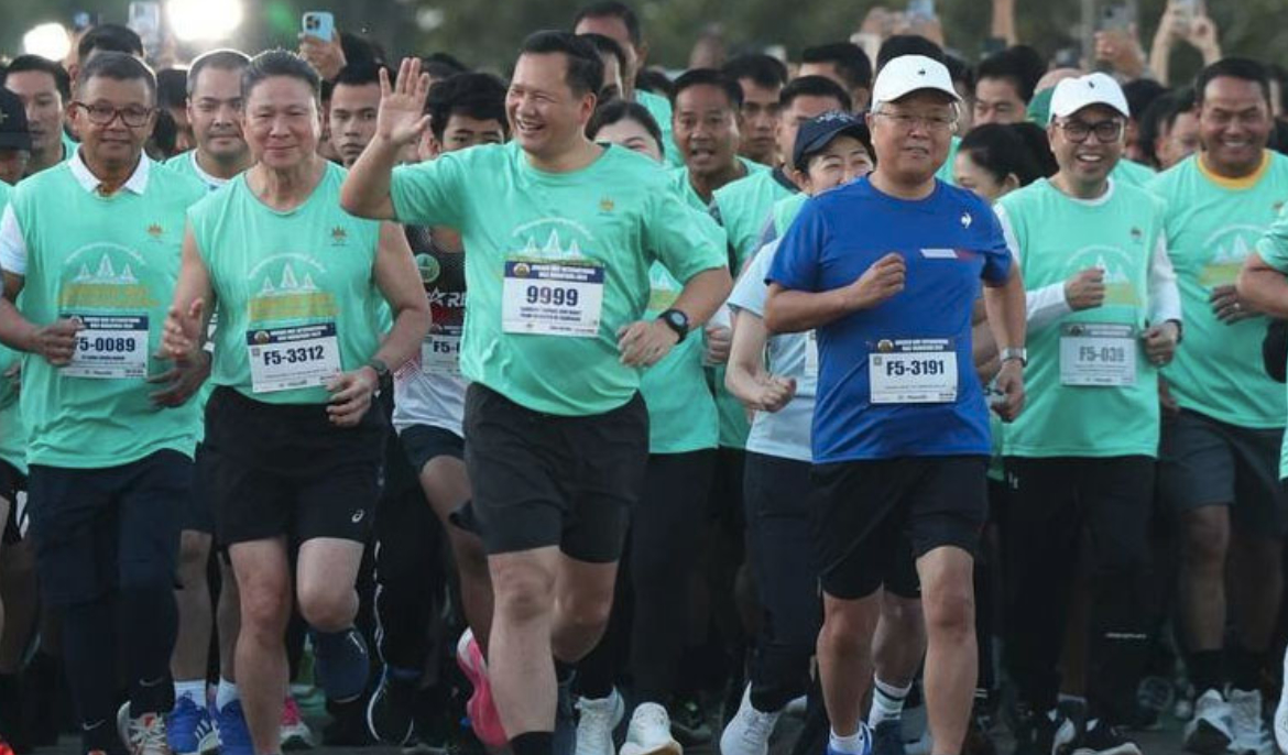 IN PICTURES: PM leads the way as thousands participate in 29th Angkor Wat International Half Marathon