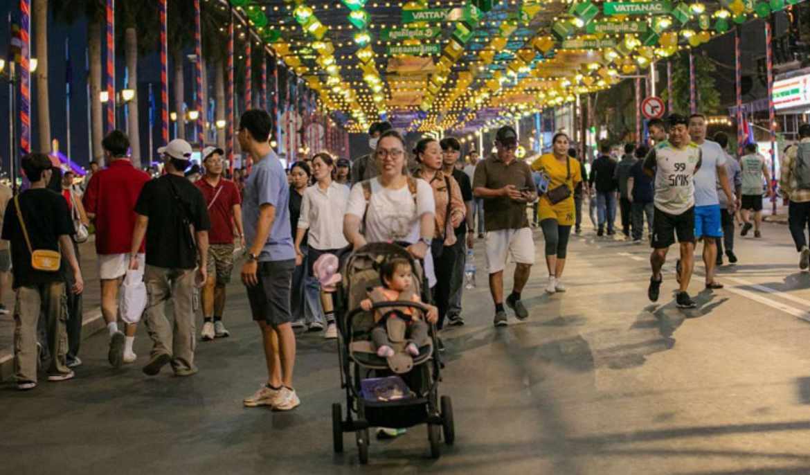 IN PICTURES: 4th week of Walk Street sees crowds grow