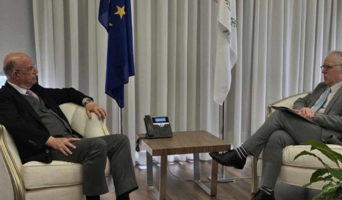 Keravnos discusses bilateral ties with British High Commissioner