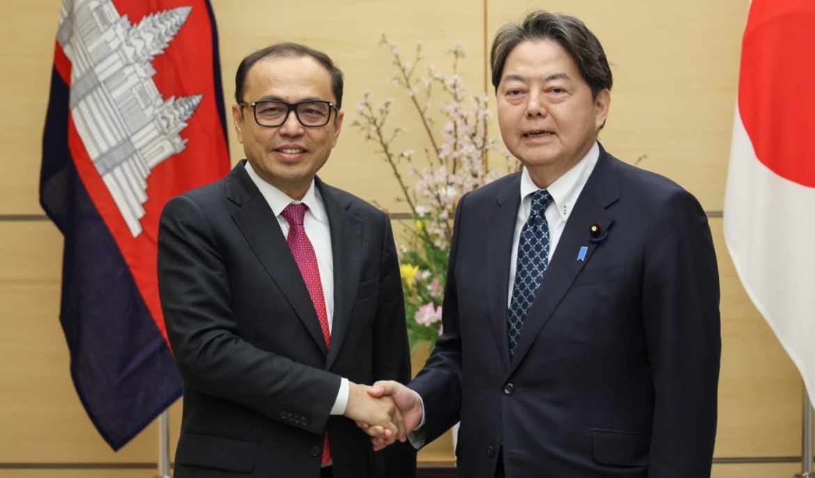 Meeting between Chief Cabinet Secretary HAYASHI Yoshimasa and H.E. Mr. Vongsey Vissoth, Deputy Prime Minister and Minister in charge of the Office of the Council of Ministers of the Kingdom of Cambodia