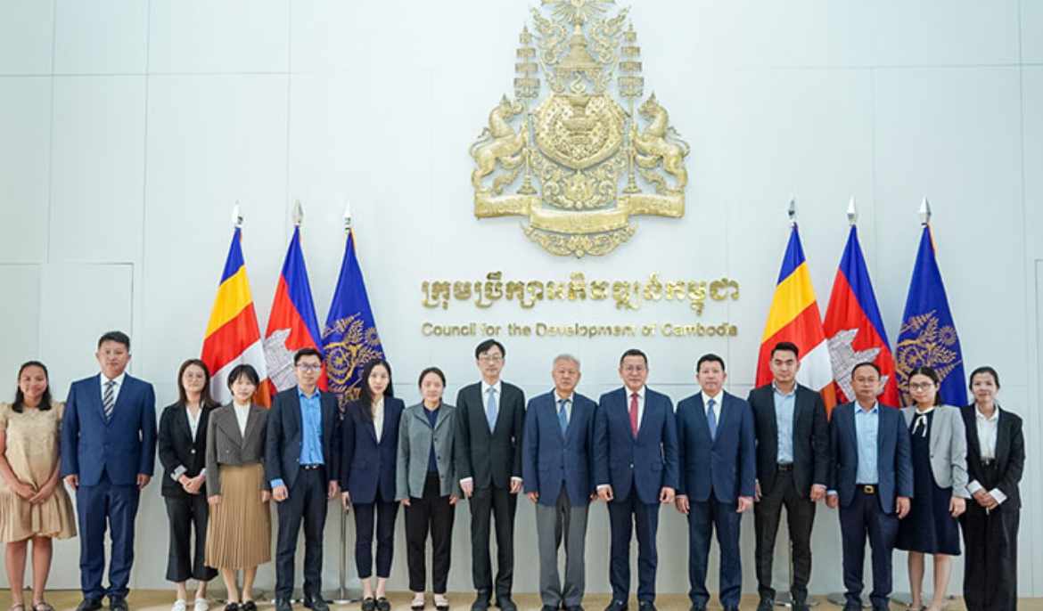 Cambodia, China hold talks on investment cooperation, development of SEZs