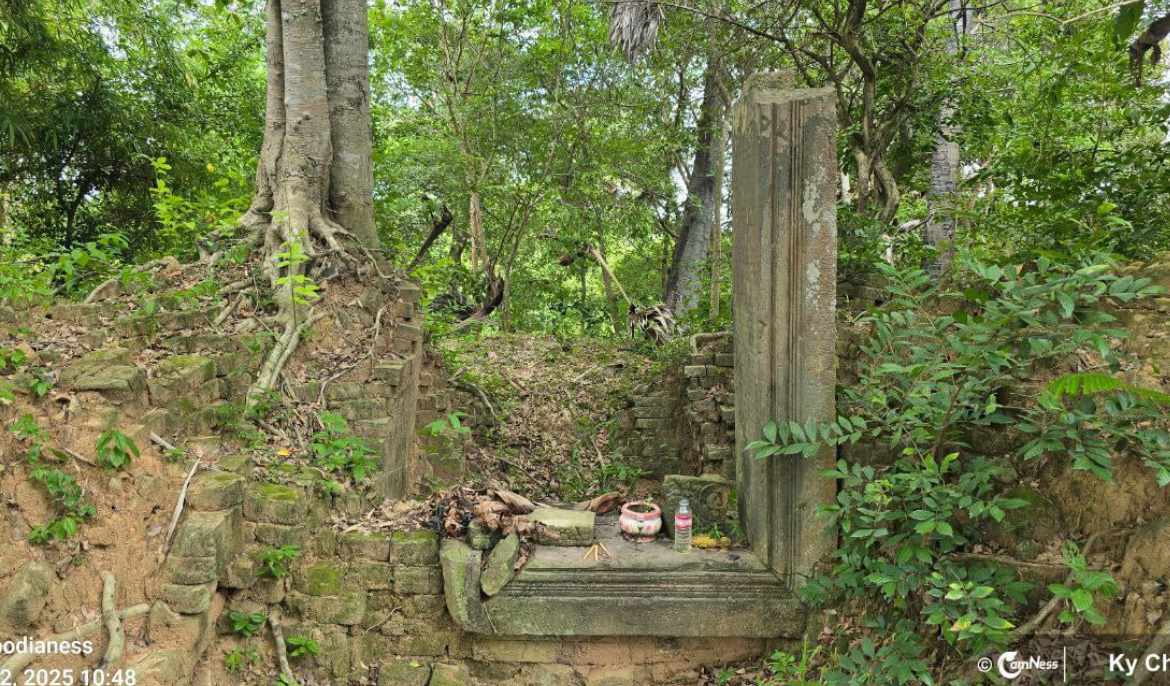 Koh Ho: The Remains of a Small Brick Temple South of Western Reservoir (Photo Story)