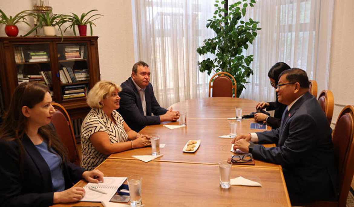 Establishing of Cambodia-Romania Chamber of Commerce discussed