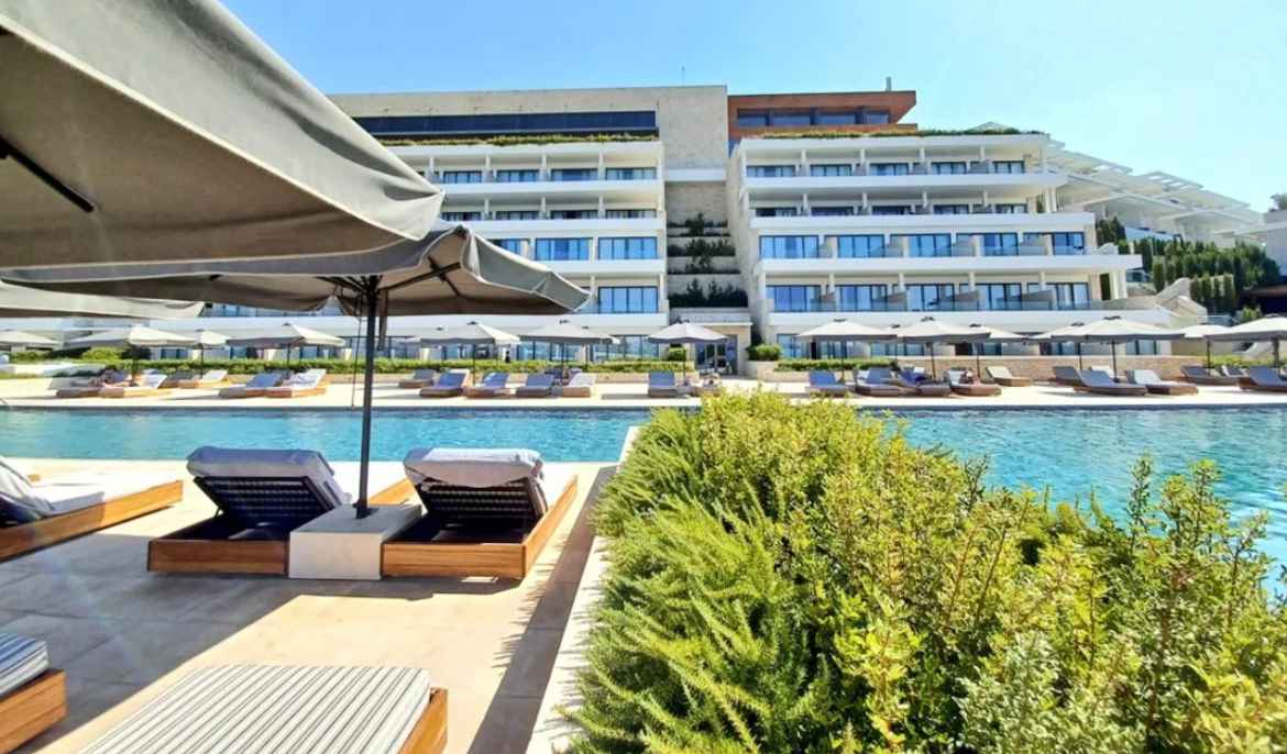 Cyprus rakes in nearly €2 billion from tourism