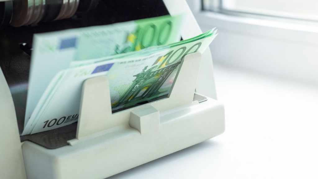 State budget records €11 bln primary surplus in January-October
